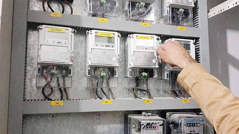 «تنظيم الكهرباء» تحدد المدة الزمنية لوصول التيار بعد السداد