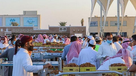 بالصور.. موسم عنيزة للتمور يبدأ باستقبال ثمرة «الصقعي»