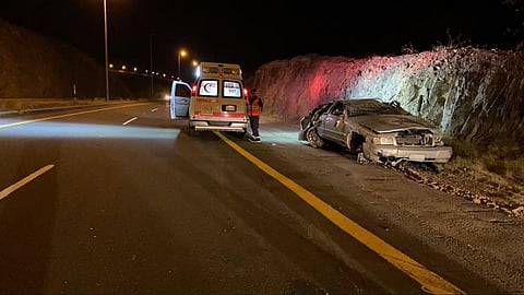 تعرّض شاب لإصابة خطيرة في حادث انقلاب مركبة بالباحة