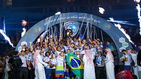 شاهد.. شعار الهلال يزين برج خليفة احتفالًا بلقب دوري المحترفين