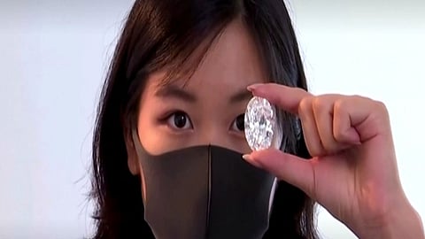 عرض ألماسة نادرة بـ30 مليون دولار في مزاد.. و«سوذبيز» تعلق