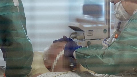 خبير أمراض معدية يحذر من مخاطر تزايد الإصابة بكورونا خلال الشتاء