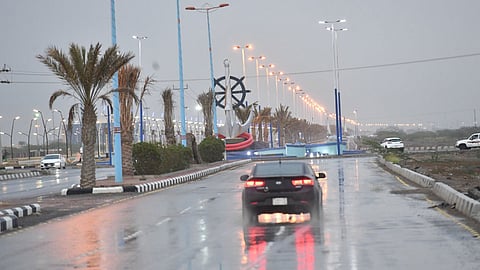 مدني جازان ينبه من التقلبات الجوية ويحذر من مجاري الأودية