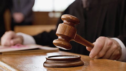 عشرينية تقطع يدها بفأس للحصول على 450 ألف دولار.. وتنال عقابها مرتين