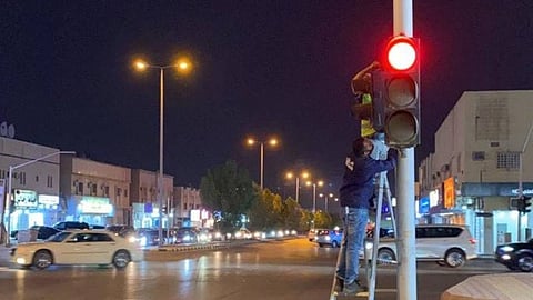 إصلاح عطل بإشارة مرور خلال ساعتين من تلقي بلاغ عبر تويتر