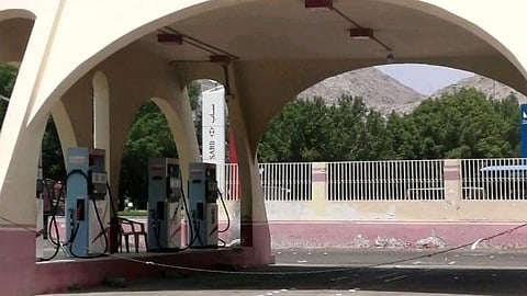 بلدية العزيزية تُغلق محطة وقود مخالفة وتزيل البركسات العشوائية