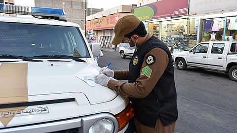 جولات شرطية مكثفة لمراقبة الأسواق بحائل.. وتوقيع عقوبات ضد مخالفي الإجراءات الاحترازية