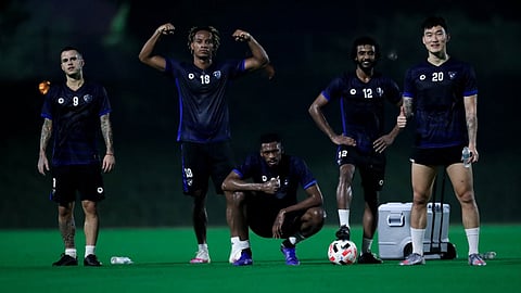 تعرَّف على الإجراءات المتَّبعة مع لاعبي الهلال في قطر.. ومصير مصابي كورونا بالفريق