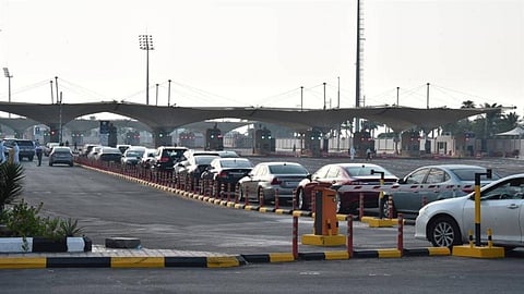 جسر الملك فهد يستأنف حركة السفر.. ودفع الرسوم إلكترونيًّا