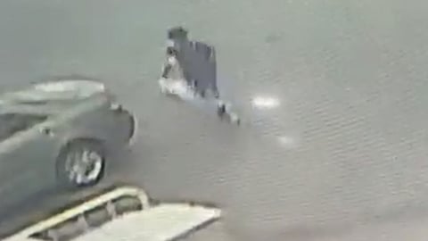 فيديو.. الدوريات الأمنية تُطيح بسارق ملابس من مجمع تجاري بالعزيزية