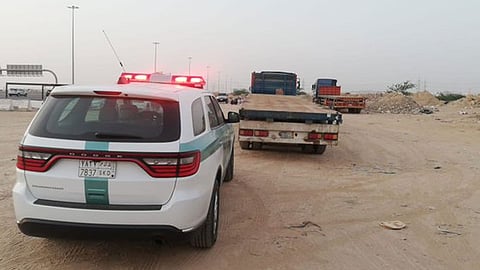 شاحنات تعرض المركبات للخطر في جدة.. و«المرور» يطيح بقائديها