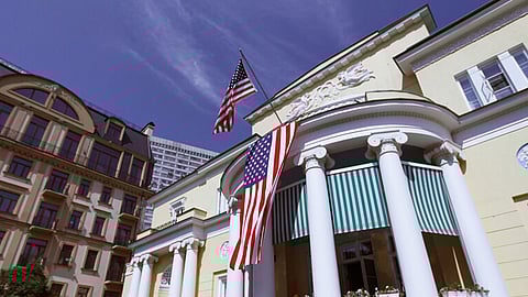 مخمور يقتحم بسيارته مقرّ السفير الأمريكي في موسكو