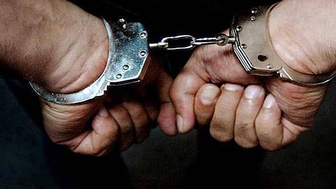 باستخدام دراجة نارية.. القبض على يمنيين تخصّصا في نشل حقائب النساء بالرياض