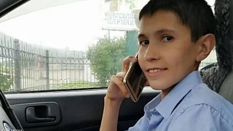 بالصور.. رجل في الثلاثين يتوقف نموه ويبدو كأنه صبي مراهق