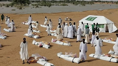 بالصور.. مركز الملك سلمان للإغاثة يوزع 558 خيمة إيوائية للمتضررين بالسودان