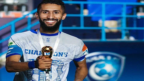 تعرف على موقف الاتحاد الآسيوي من مشاركة سلمان الفرج مع الهلال ضد شباب الأهلي دبي