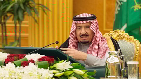 خادم الحرمين يُهنئ المواطنين باليوم الوطني الـ «90»: نتطلَّع لمستقبلٍ أجمل بسواعد أبنائنا وبناتنا