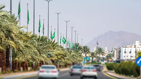 300 ألفَ عَلَمٍ تزيِّن شوارع المملكة احتفالًا باليوم الوطني