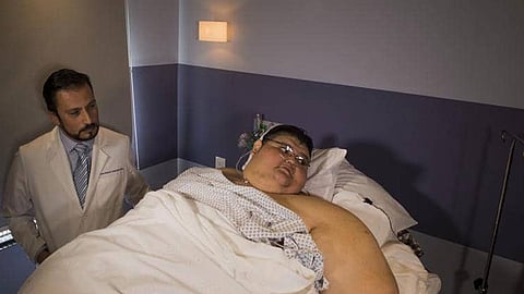 «أسمن» رجل في العالم يبوح بتجربة قهر كورونا في شهر