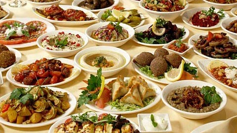 النمر يحذر من تناول العشاء في الاستراحة.. ويحدد 4 أسباب صحية واجتماعية خطيرة