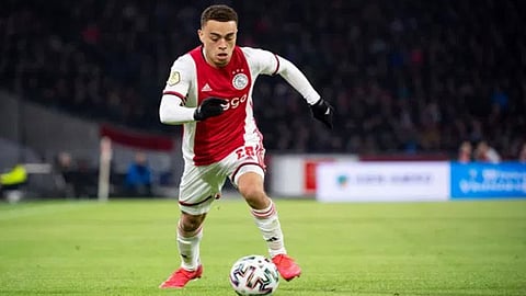 رسميًا.. لاعب هولندي جديد في طريقه إلى برشلونة بموافقة آياكس