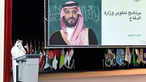 بالصور.. مساعد وزير الدفاع للشؤون التنفيذية يلتقي بمنسوبي كلية القيادة والأركان