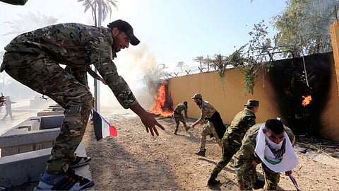 ميليشيا عراقية موالية لإيران تهدد السفارة الأمريكية في بغداد بأسلحة دقيقة