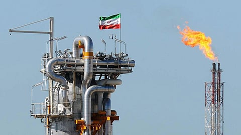 لأول مرة.. إيران تعرض رسميًا النفط مقابل ديونها المتفاقمة