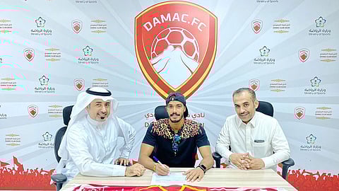 عبدالرحمن ريو يدعم صفوف ضمك قادمًا من الوحدة