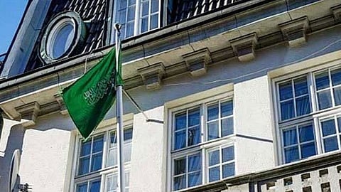 القائم بأعمال سفارة المملكة لدى فرنسا يقلّد الملحق العسكري في باريس وبيرن رتبته الجديدة