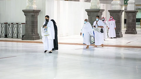 توجيه مهم للمعتمرين مع بدء أداء المناسك والطواف حول الكعبة