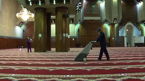 فيديو يوثِّق طرق تعقيم مسجد التنعيم تزامنًا مع العودة التدريجية للعمرة