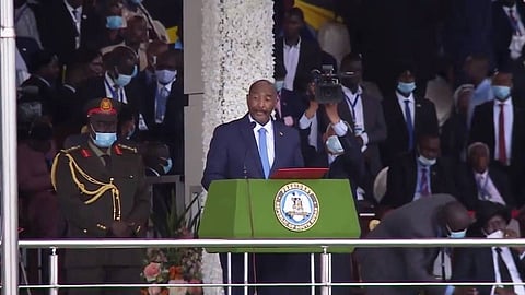 بالفيديو.. رئيس مجلس السيادة السوداني يغني أمام الآلاف