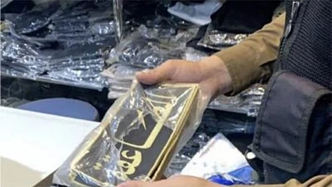 ضبط أنواط ورتب عسكرية وشعارات أمنية في معمل مخالف بالرياض