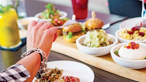 بالفيديو.. مواطنتان تفتتحان مطعمًا نسائيًا بالكامل في رفحاء