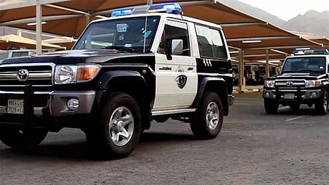 «شرطة مكة» تُطيح بمقيم ظهر في فيديو وهو يعتدي على طفلته بالضرب بعد تقييدها