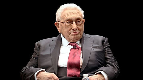 هنري كيسنجر يحذر من حرب عالمية مرتقبة.. ويستشهد بتحركات أمريكية- صينية