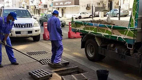 بالصور.. أمانة العاصمة المقدسة تواصل صيانة شبكات تصريف مياه الأمطار