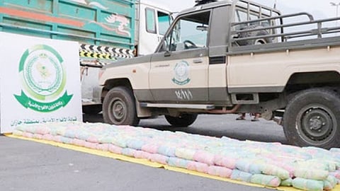 مخبأة في سيارة نقل يقودها مقيم سوداني.. إحباط محاولة تهريب 55 كجم حشيش