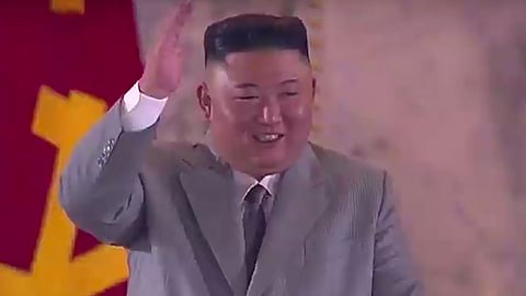 فيديو نادر.. زعيم كوريا الشمالية يبكي خجلًا.. ويعتذر عن هذا الأمر