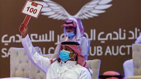 صفقات مزاد نادي الصقور تتجاوز النصف مليون ريال بيومه الرابع