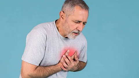«النمر» يحذّر مرضى القلب من خطأ شائع يزيد من احتمالية حدوث الجلطة