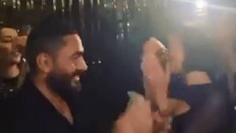 بالفيديو.. تامر حسني يسخر من أحد المعجبين بسبب زوجته