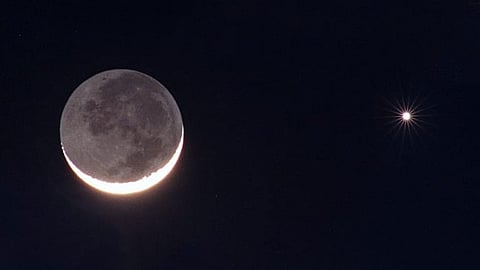 «فلكية جدة»: اقتران القمر والزهرة بسماء السعودية في هذا الموعد