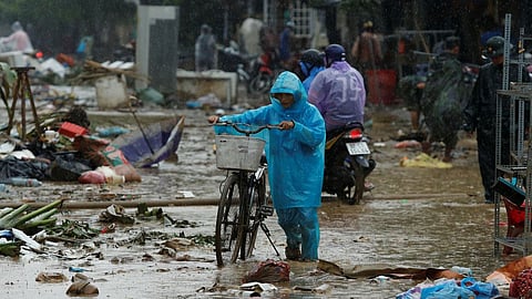 ارتفاع ضحايا عواصف فيتنام لـ 28 قتيلًا.. ومخاوف من تعرض 17 عاملًا للدفن نتيجة انهيار أرضي