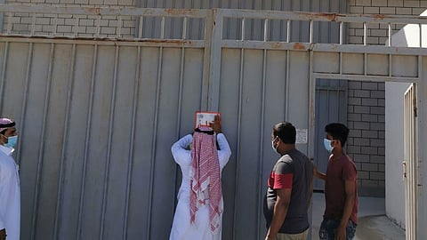 بالصور.. أمانة جدة تداهم 6 مستودعات مخالفة وتحجز 4 آلاف طن أعلاف