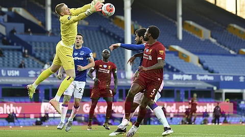 إيفرتون المتألق يواجه البطل الجريح ليفربول في «معركة» بالدوري الإنجليزي