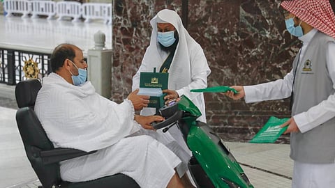 بالصور.. الرئاسة العامة لشؤون الحرمين توزع هدايا ومعقمات على المعتمرين