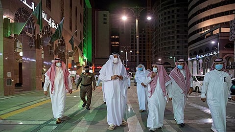 أمير المدينة المنورة يتفقد مشاريع تطوير محيط المسجد النبوي