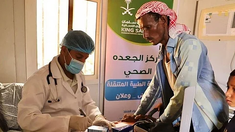 بالصور.. عيادات مركز الملك سلمان للإغاثة تواصل خدماتها للنازحين اليمنيين